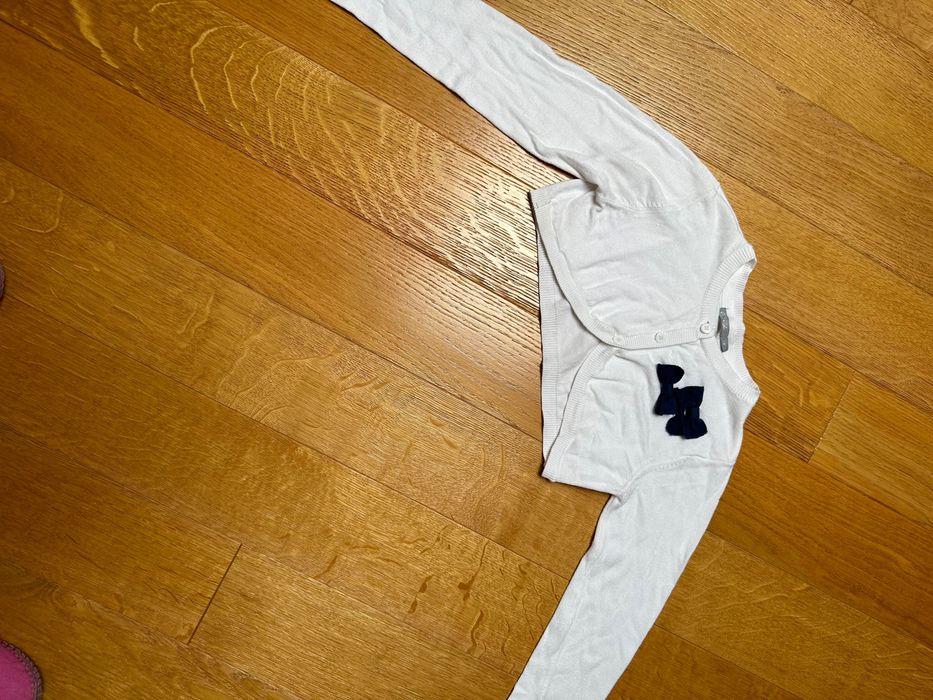 Sweterek r. 140 narzutka biała z kokardkami