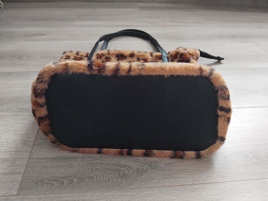 Torebka damska w panterkę z hoperka mieści A4