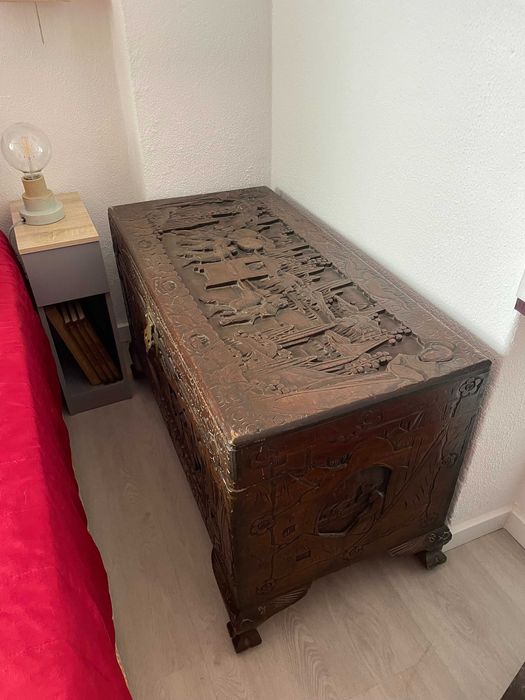 Arca antiga de madeira trabalhada