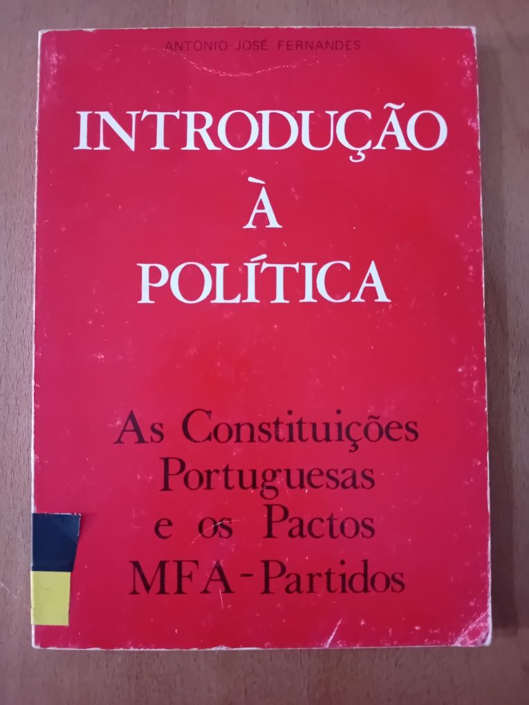 Intruducao à Politica As constituições Portuguesas MFA- Partidos