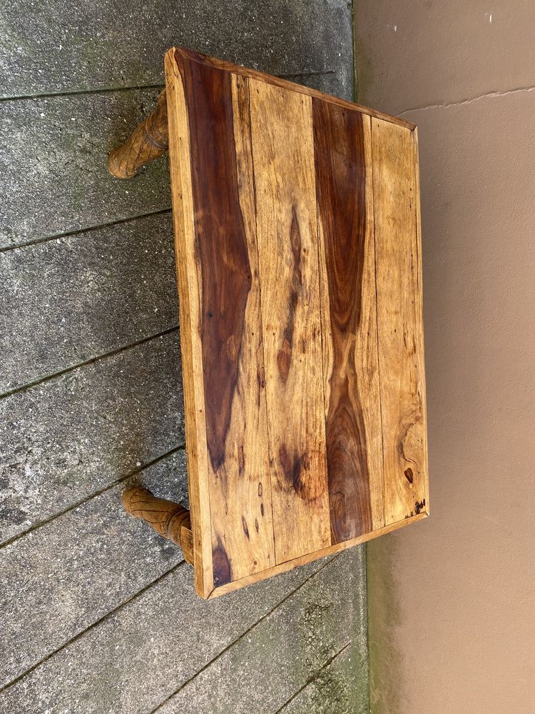 Mesa de apoio baixa em madeira
