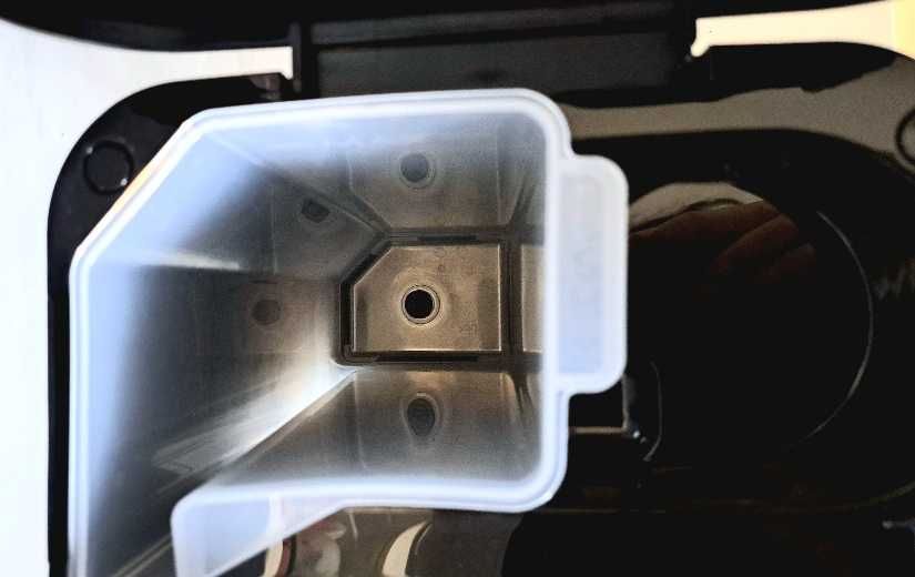 Ekspres ciśnieniowy do kawy DeLonghi EC235.BK nieużywany