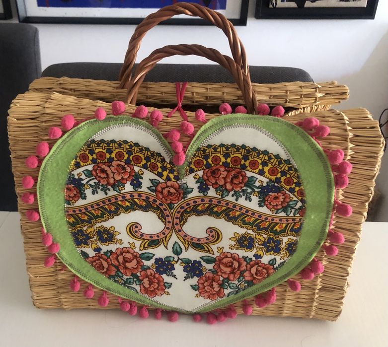 Mala de praia de verga com bordado artesanal