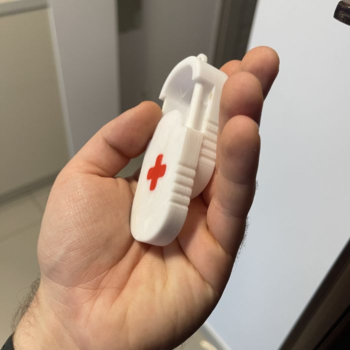 Pojemnik przenośny na lekarstwa – apteczka z krzyżem