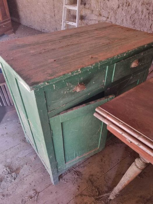 móveis: arca, mesa, cadeiras, bancos para restaurar
