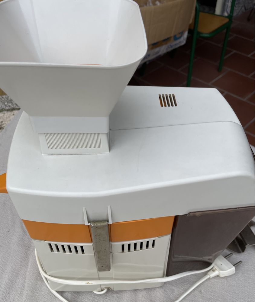 Máquina de fazer sumos de fruta e vegetais, marca Moulinex.