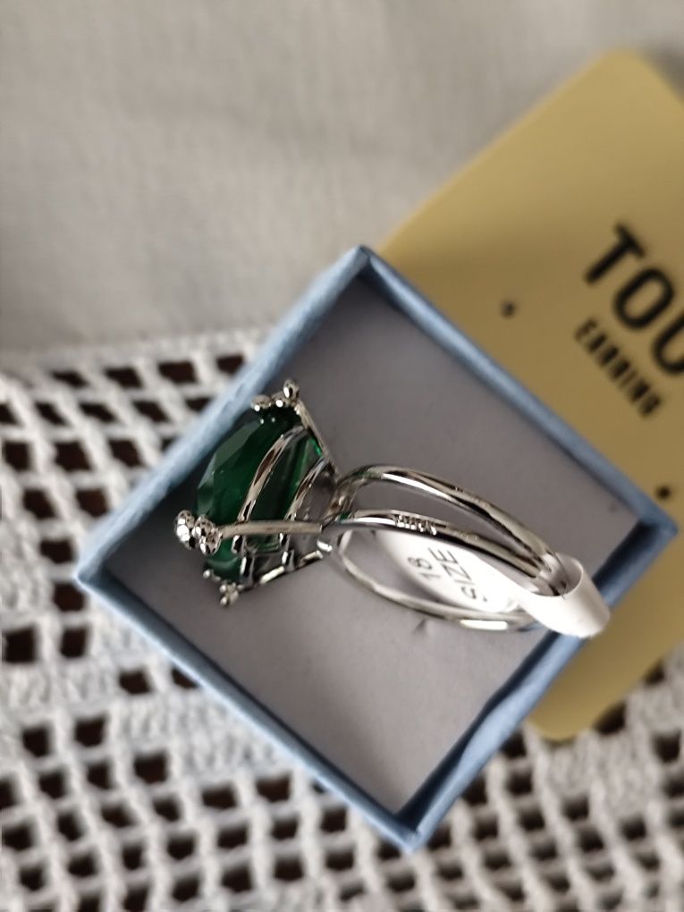 Anel Tous nr 19 prateado com pedra verde