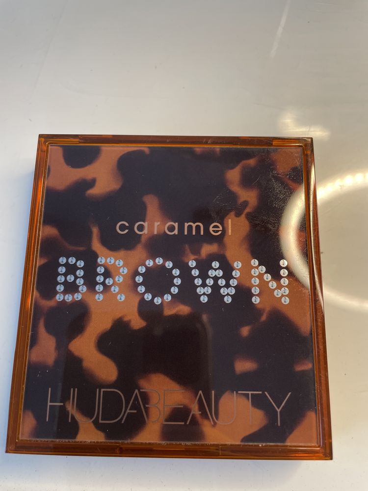 Hudabeaty paletka caramel brown