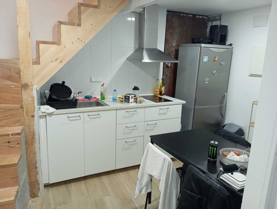 Alugo quarto individual perto estação de metro de Francos