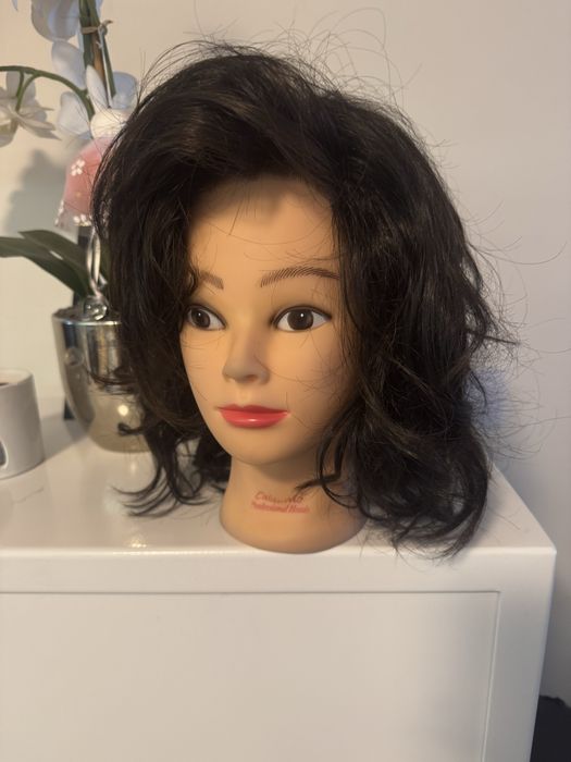 Peruka ciemny brąz krótka falowana ruchomy przedziałek lace front
