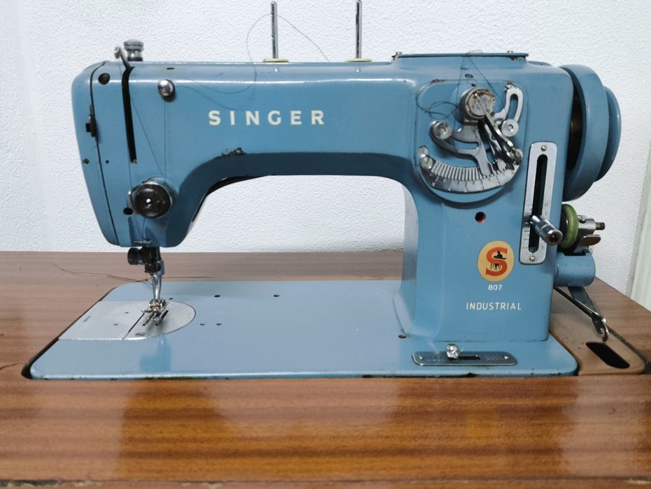 Máquina de Costura Singer 807 Industrial c/ Móvel