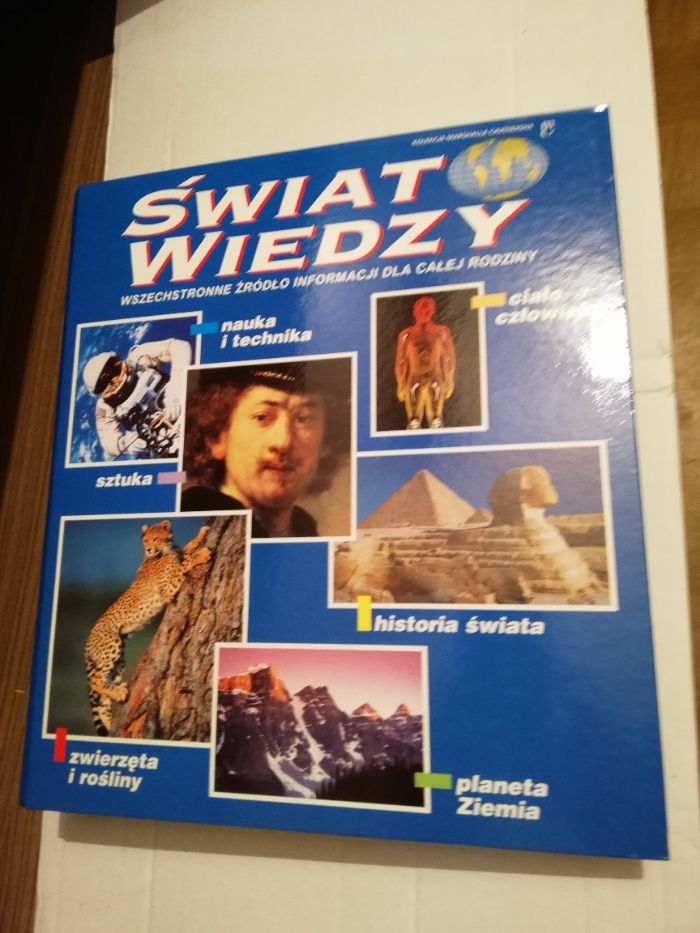 Świat wiedzy - 7 pełnych segregatorów