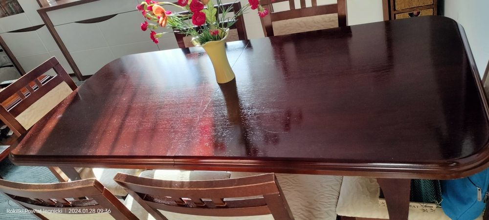 Sprzedam stół i sześć krzeseł.