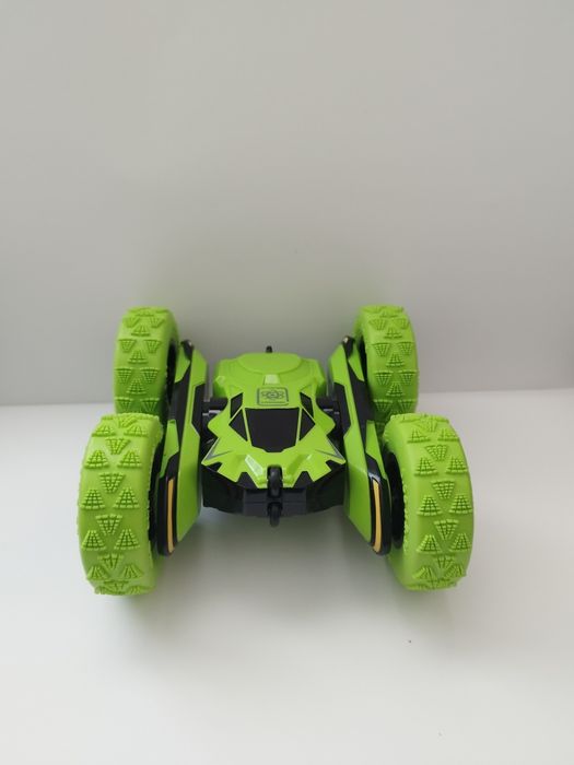 Zdalnie sterowany samochód kaskaderski