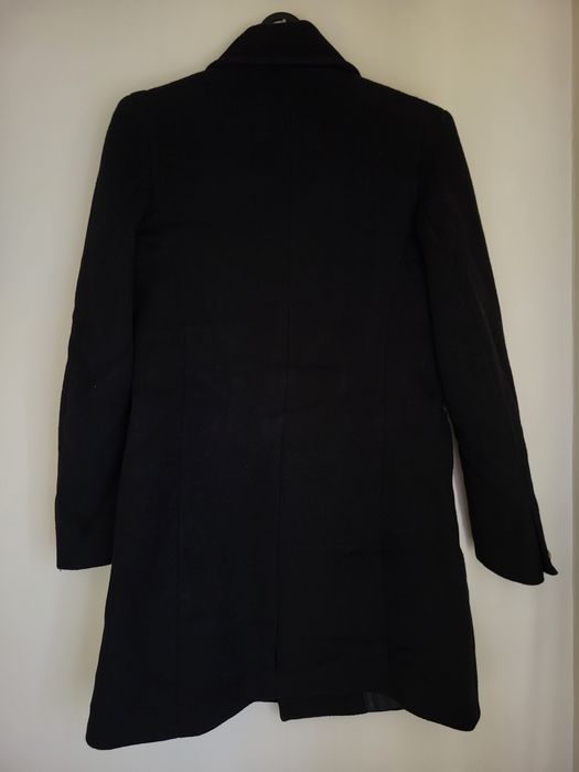 Czarny płaszcz Stradivarius
