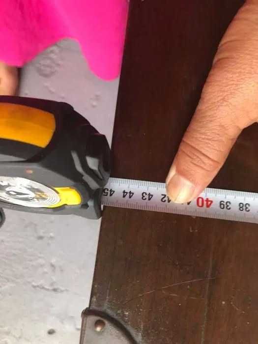 Arca Vintage, com detalhes em metal e pés separados.Bom estado