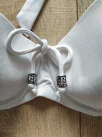 Biały dwuczęściowy strój kąpielowy bikini