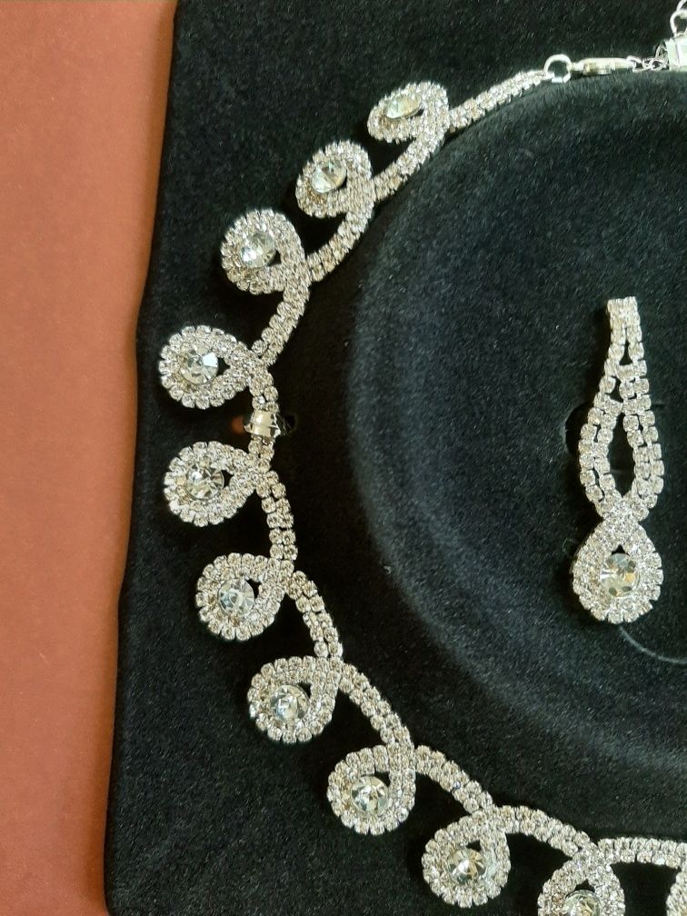 Conjunto colar / fio / gargantilha e brincos