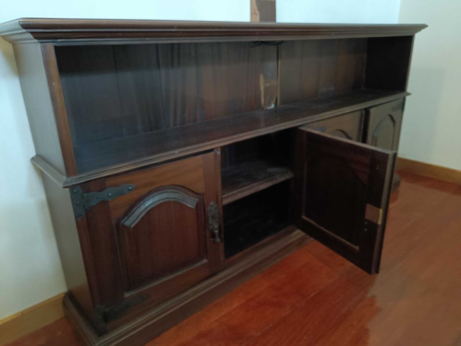 Móvel vintage em madeira escura