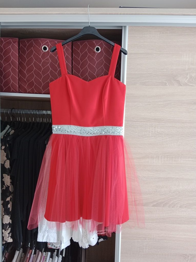 Czerwona rozkloszowana sukienka z tiulem na wesele talya m