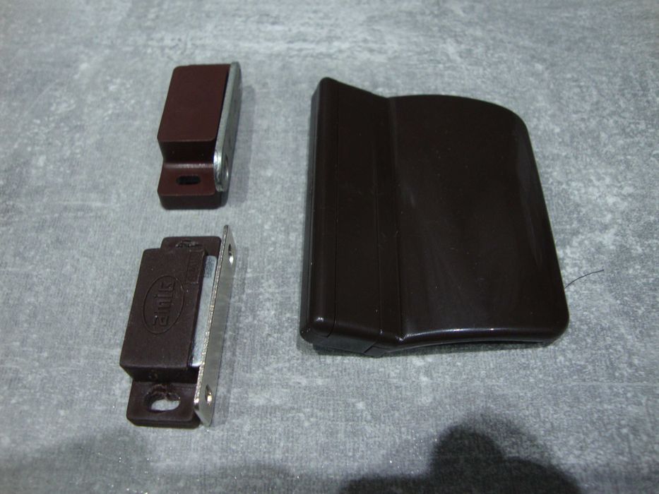 Balkonowy uchwyt pochwyt drzwi rączka palacza klamka domykacz magnes