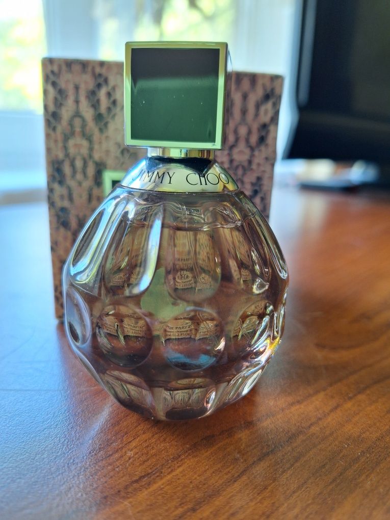 Продаю парфюмерную воду  JIMMY CHOO EAU DE PARFUM 60 мл.