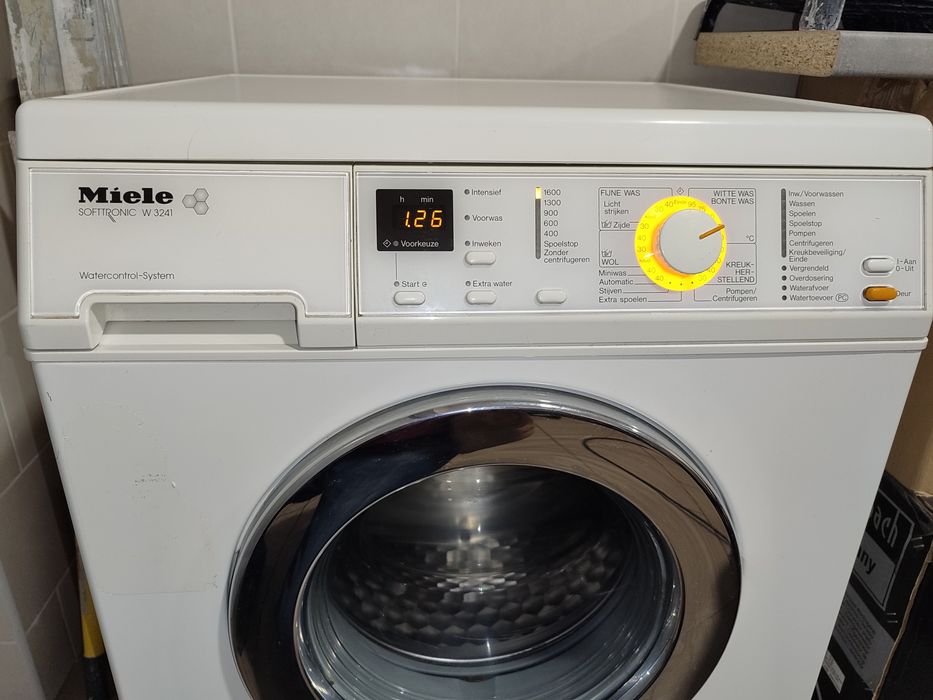 Продам пральну машинку Miele