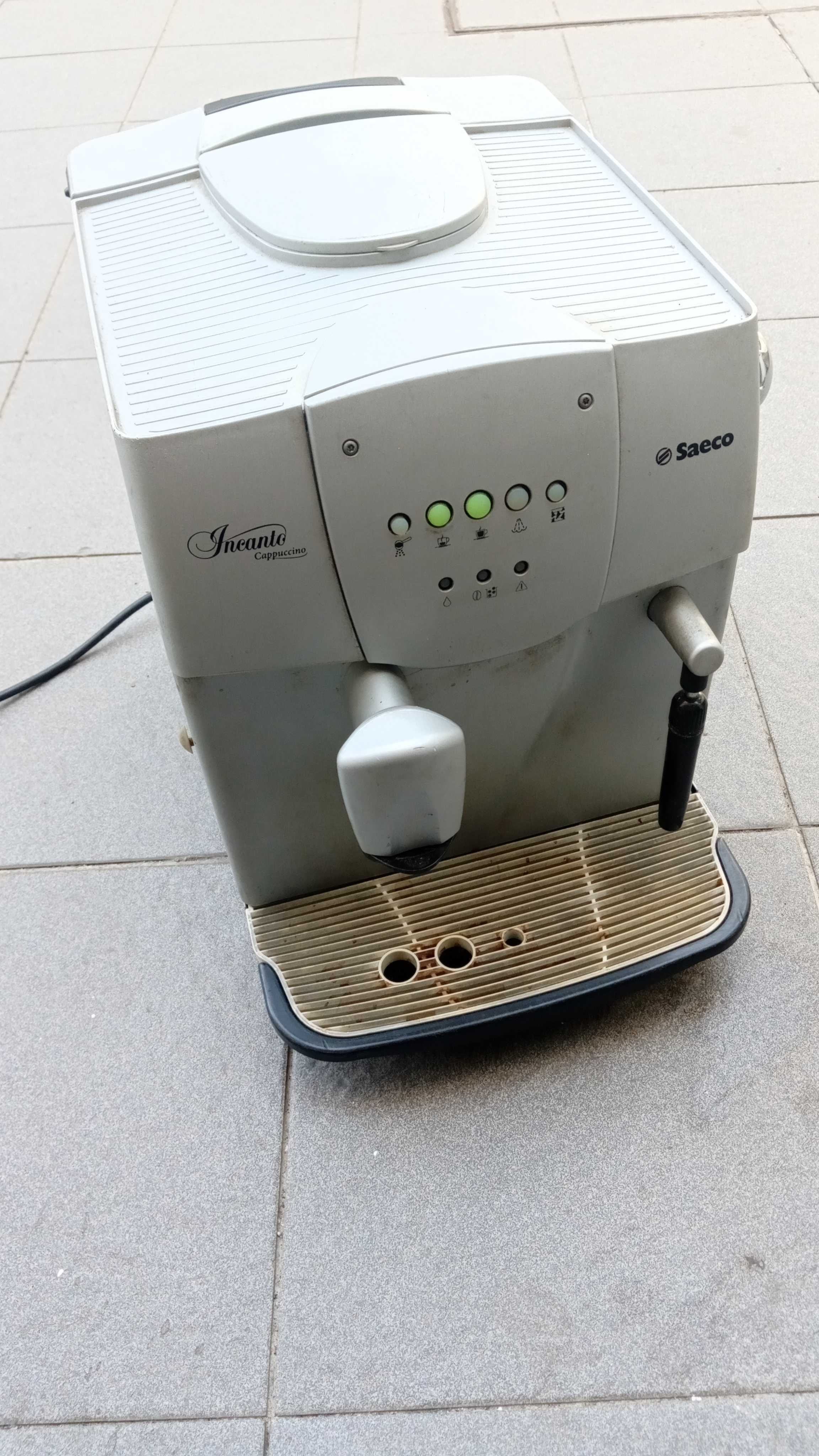 maquina café Saeco automática a funcionar em pleno