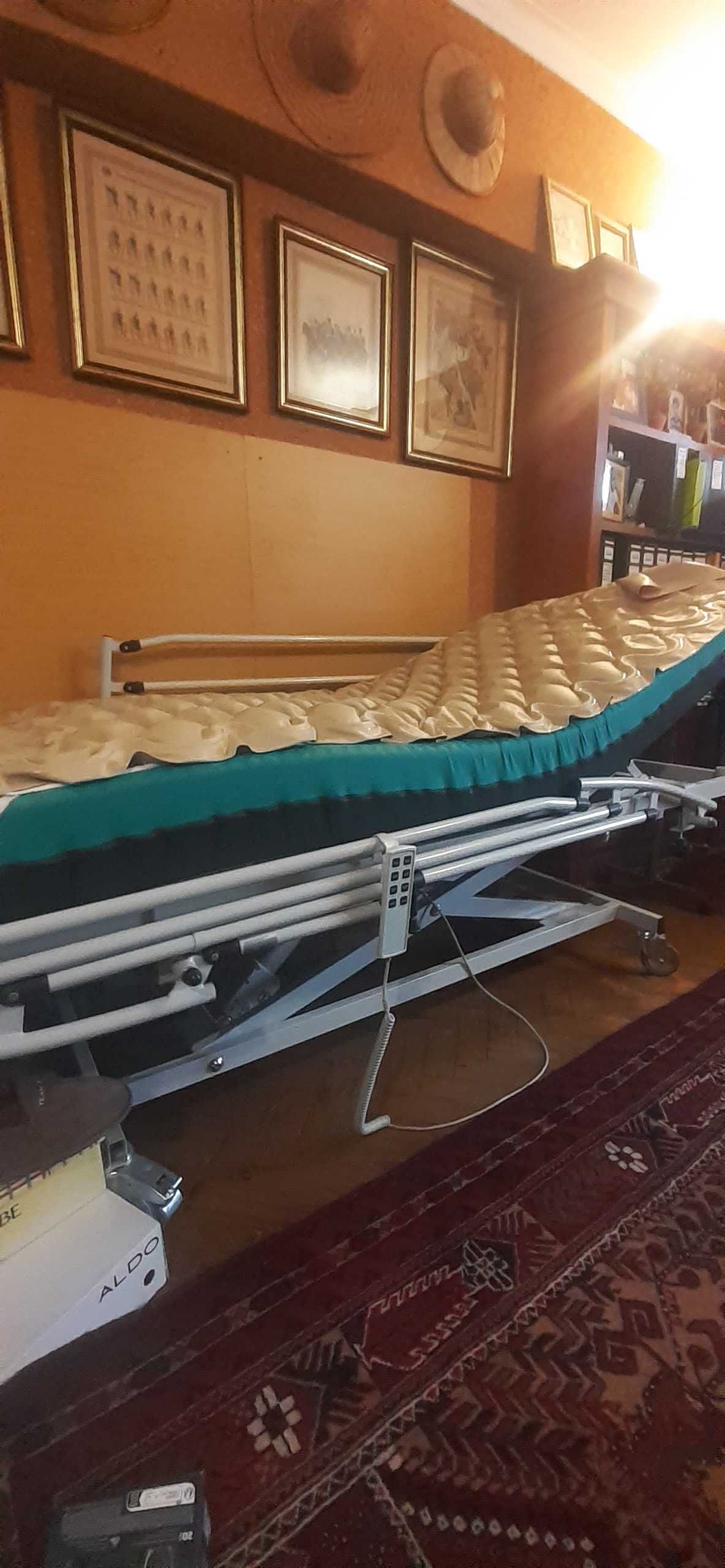 Cama articulada, com colchão de dois contactos.