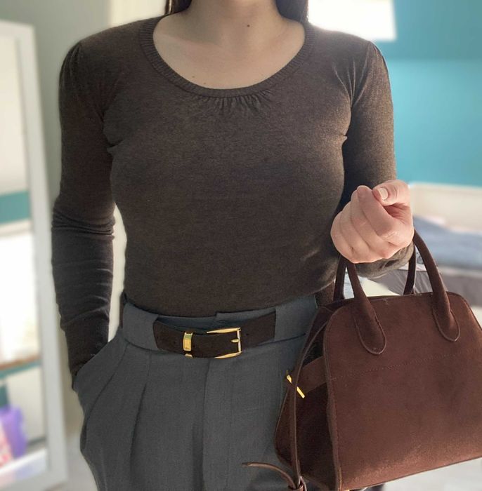 Czekoladowy sweter dopasowany bawełna z wełną jesień szafa kapsułowa