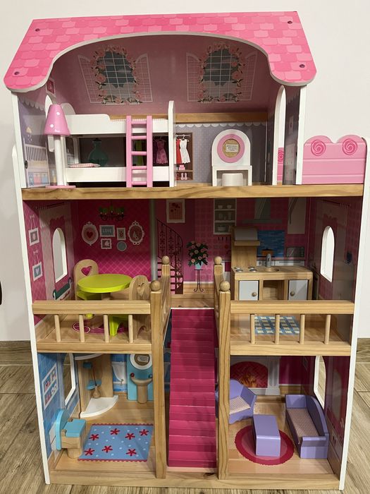 Drewaniany domek dla lalek