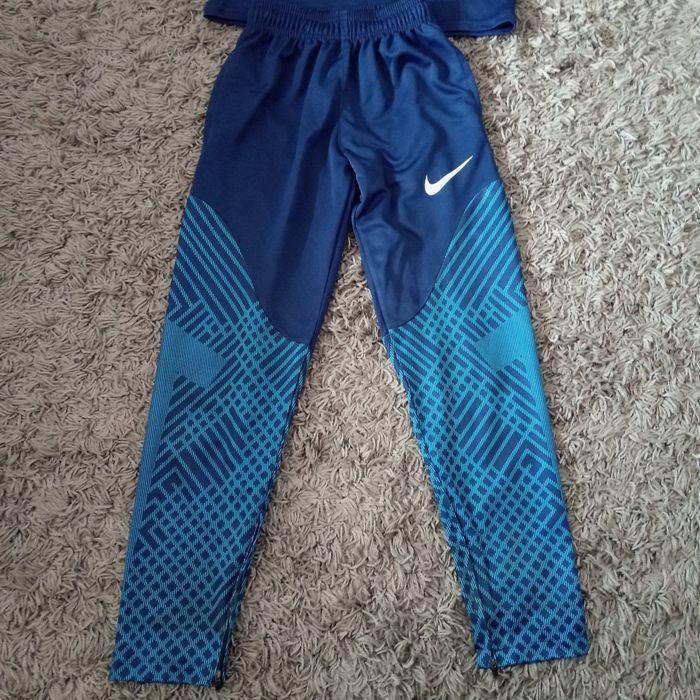 Тренувальний костюм