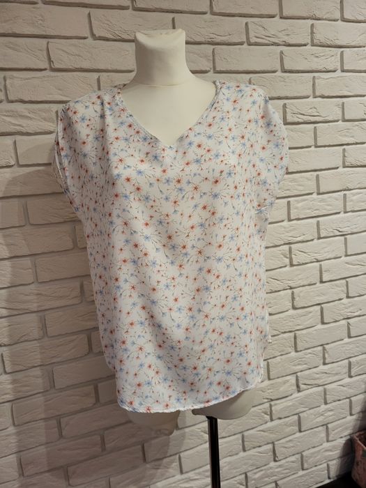 Biała bluzka w kwiatki 40