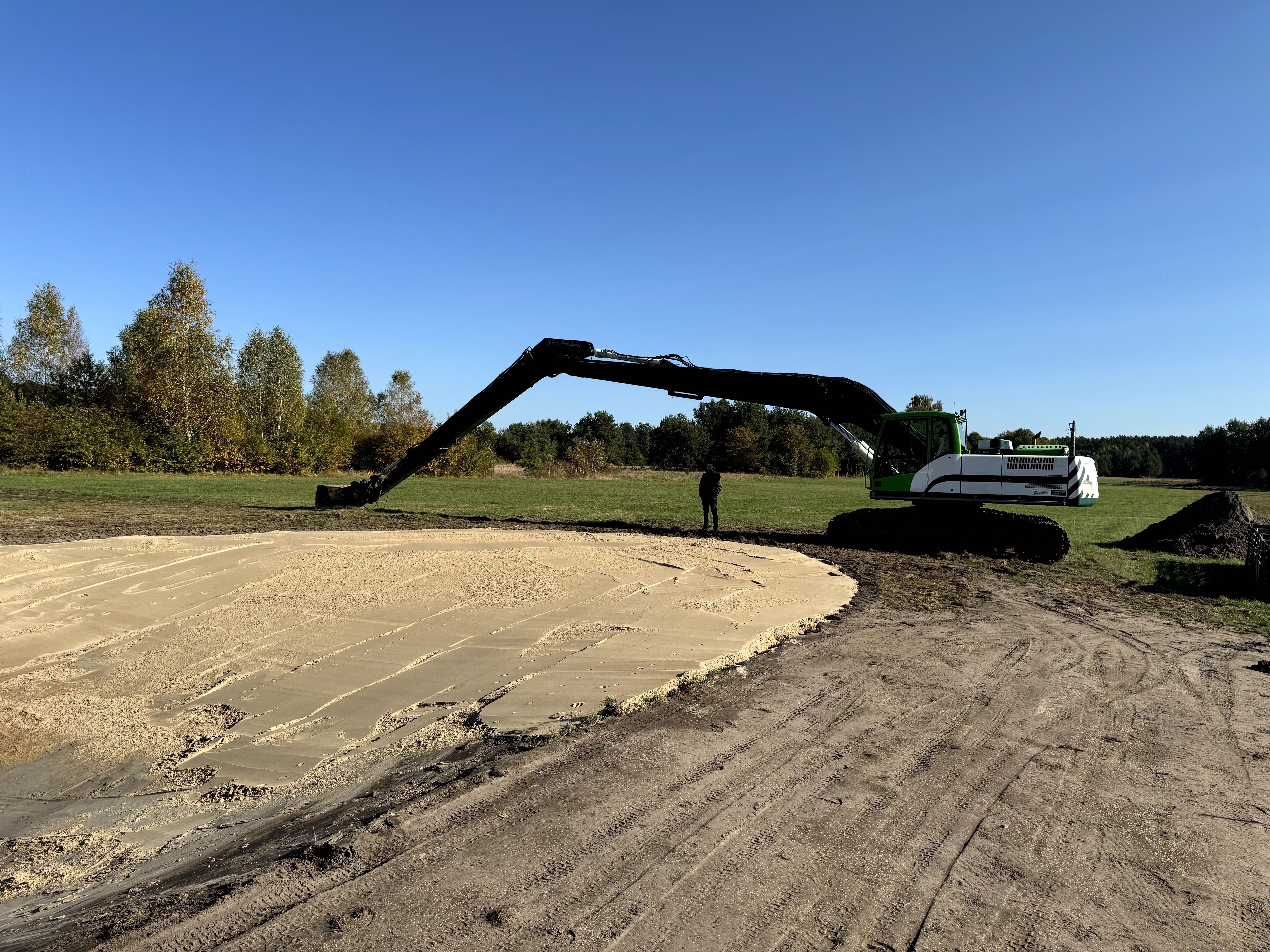 Kopanie i odmulanie stawów, dlugie ramie 18,5m Long Reach cieżki teren
