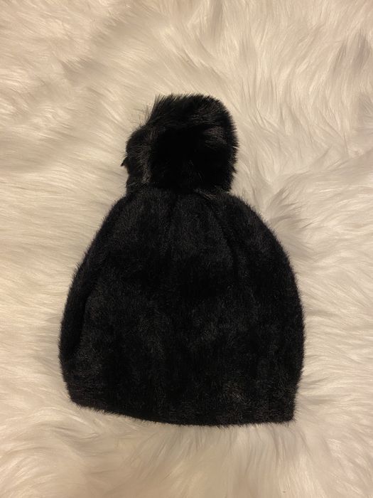 Ciepla czapka z pomponem na prezent na zime