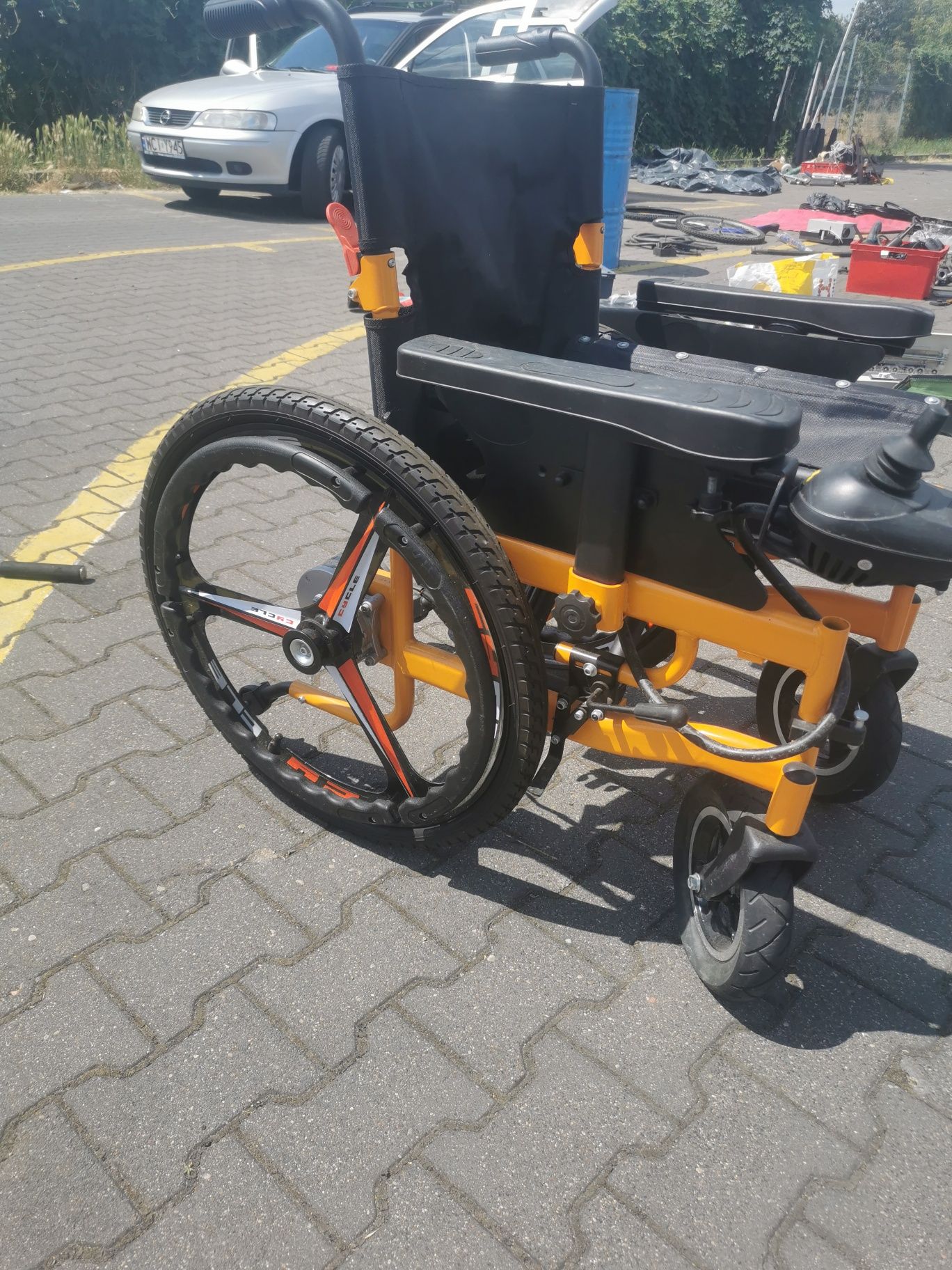 Wózek inwalidzki akumulatorowy.