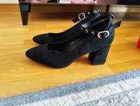 Buty damskie na obcasie 38