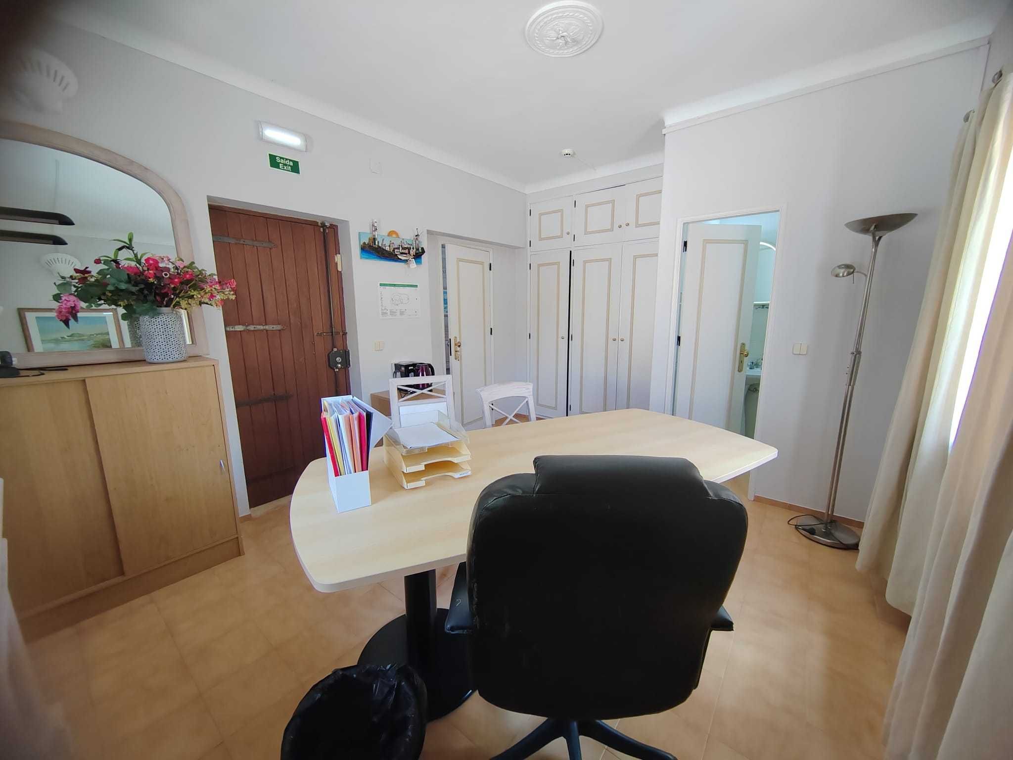 Escritório para arrendar nas instalações de uma agência imobiliária.
