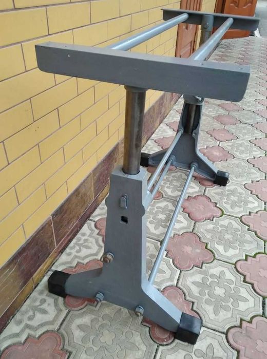 Міцний металевий (регулюємий) стіл для господарства.