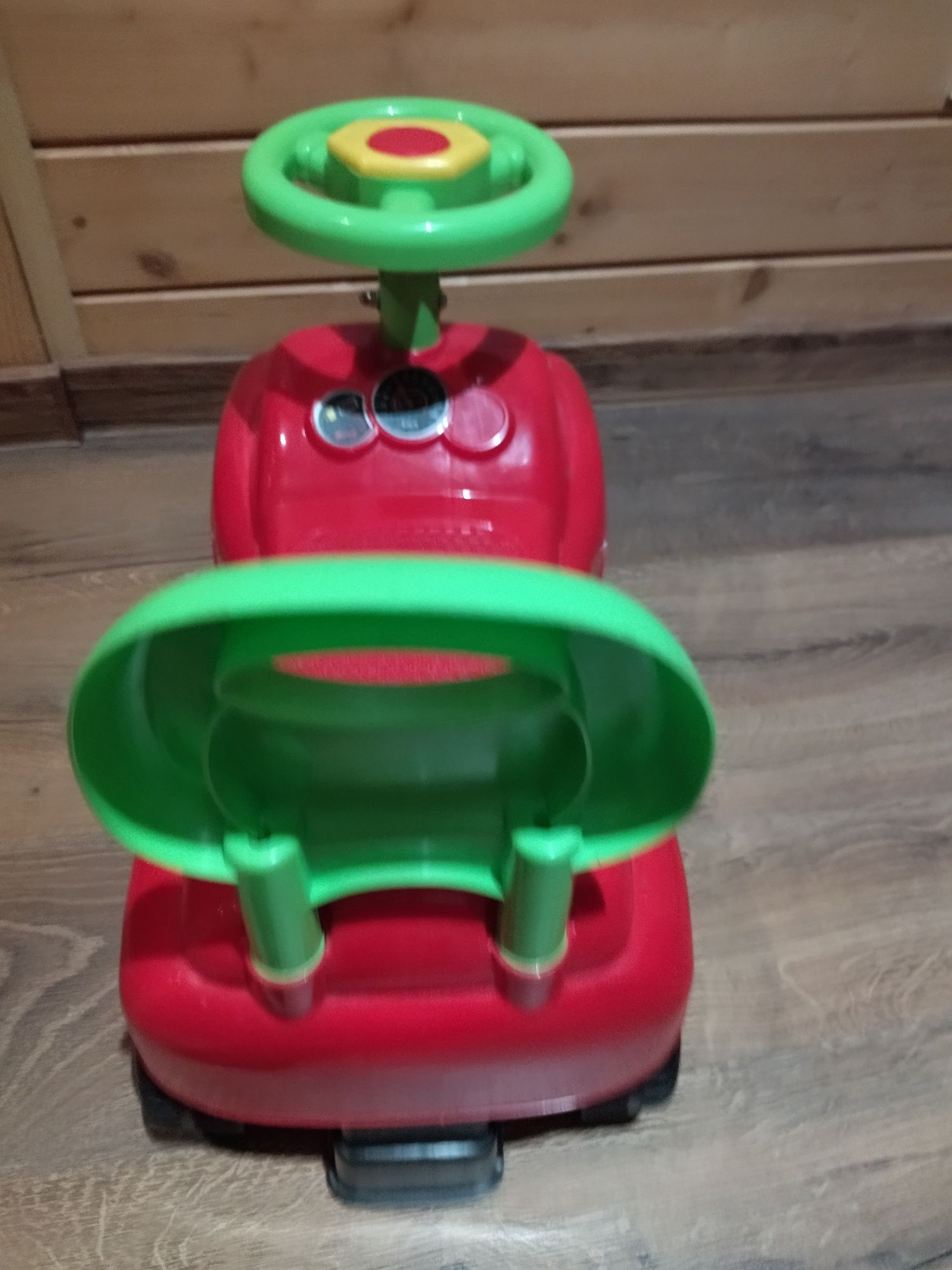 Czerwone auto jeździk