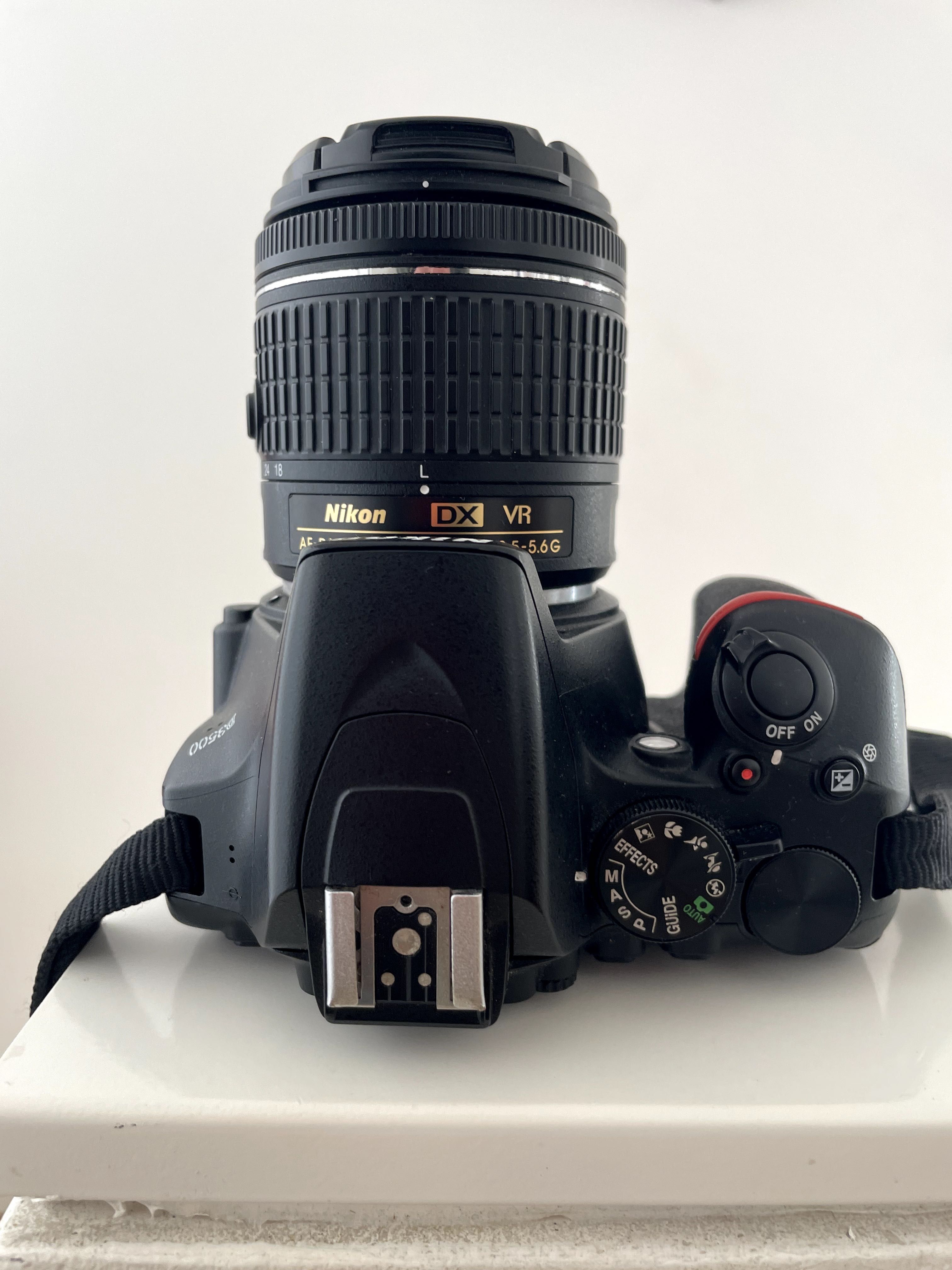 Câmara Nikon D3500 com duas objetivas (18-55 e 55-200mm)