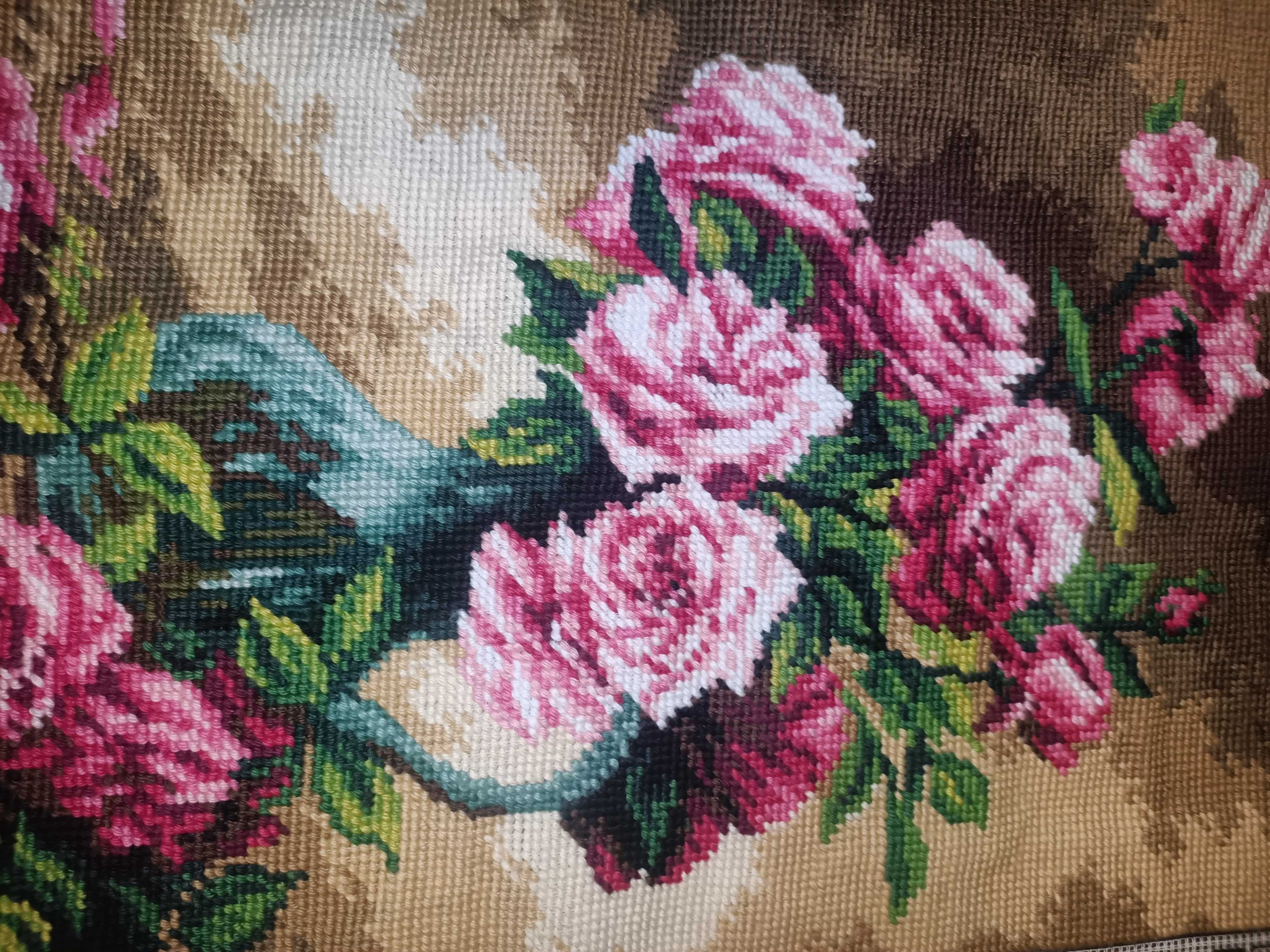 Obraz - haft gobelinowy róże w wazonie