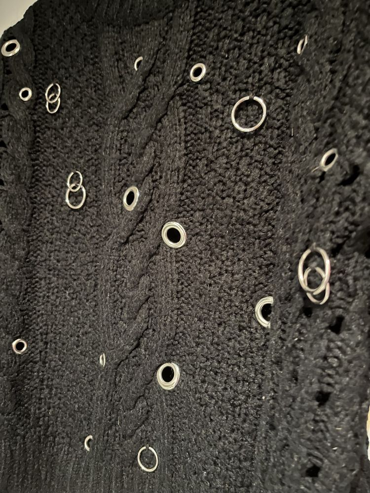 Zara czarny sweterek metalowe ozdoby