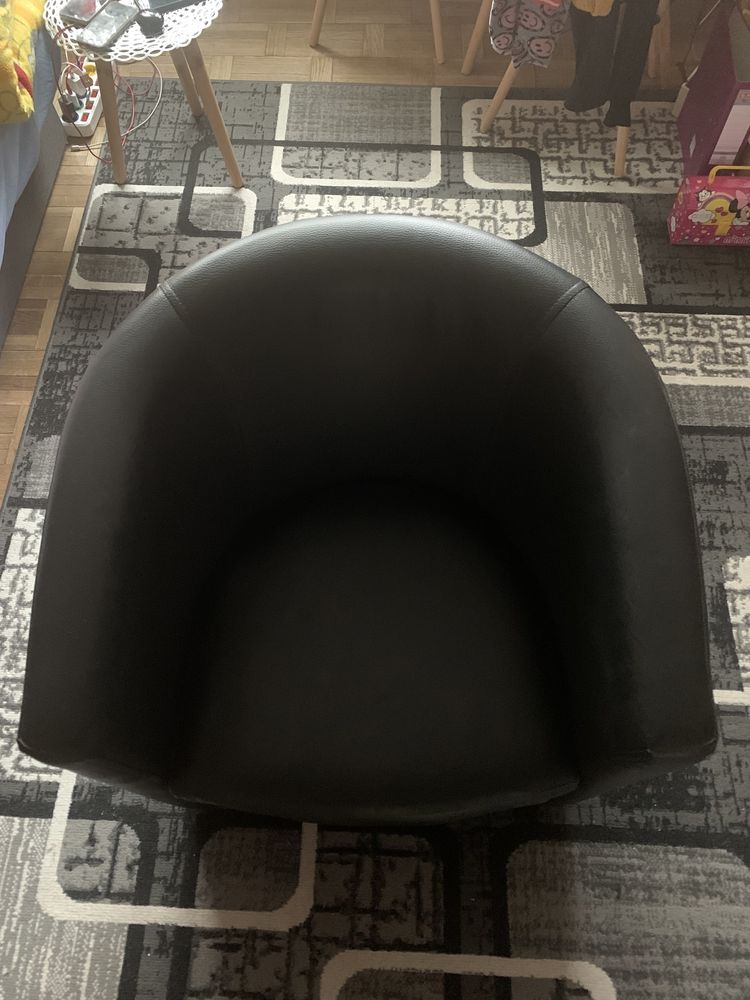 Fotel koloru czarnego