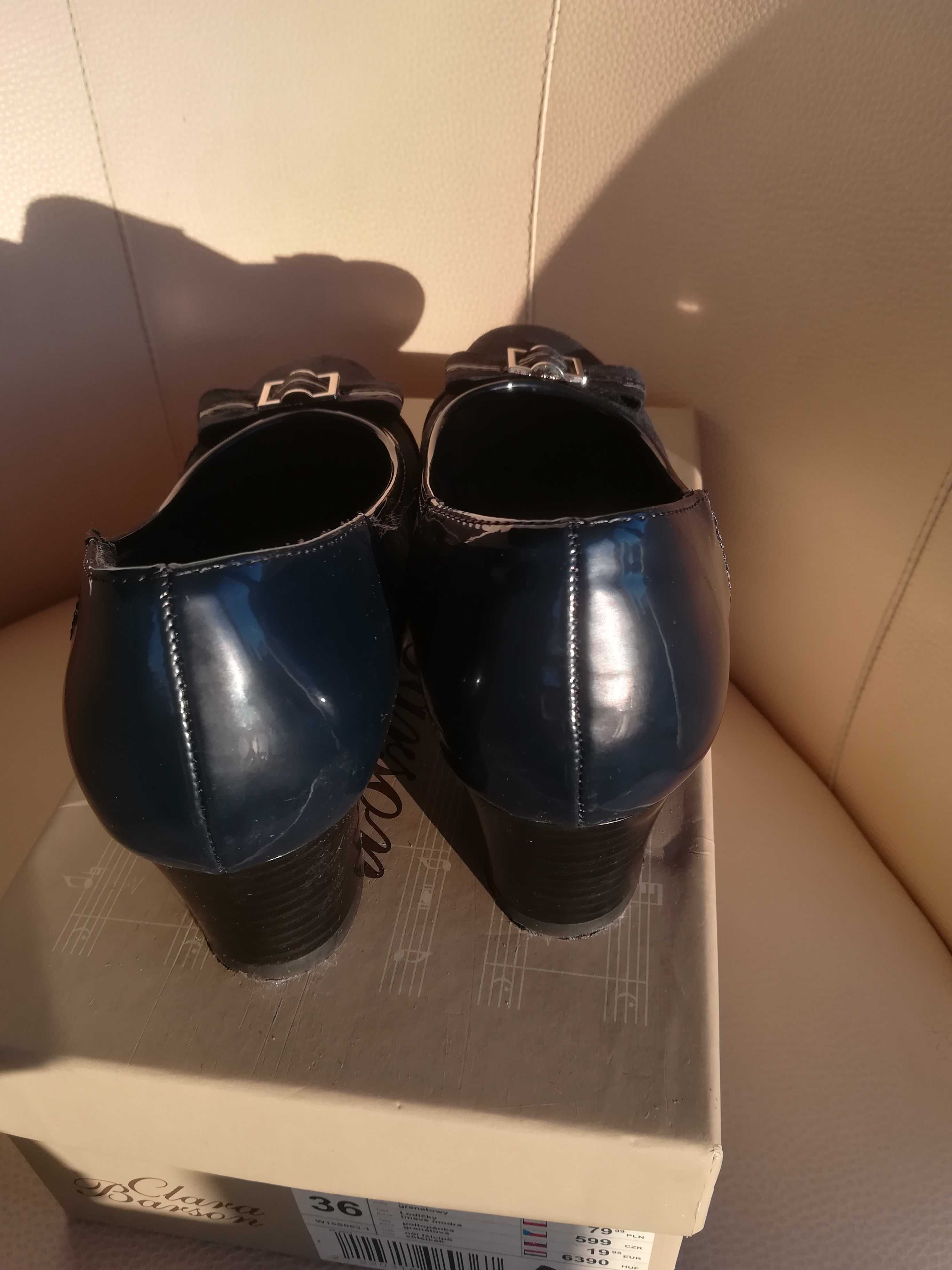 Pantofelki na obcasie zamszowe z klamra granatowe r36