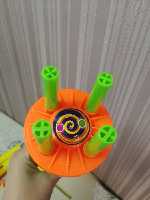 Іграшка помпова, яка стріляє м'якими патронами.