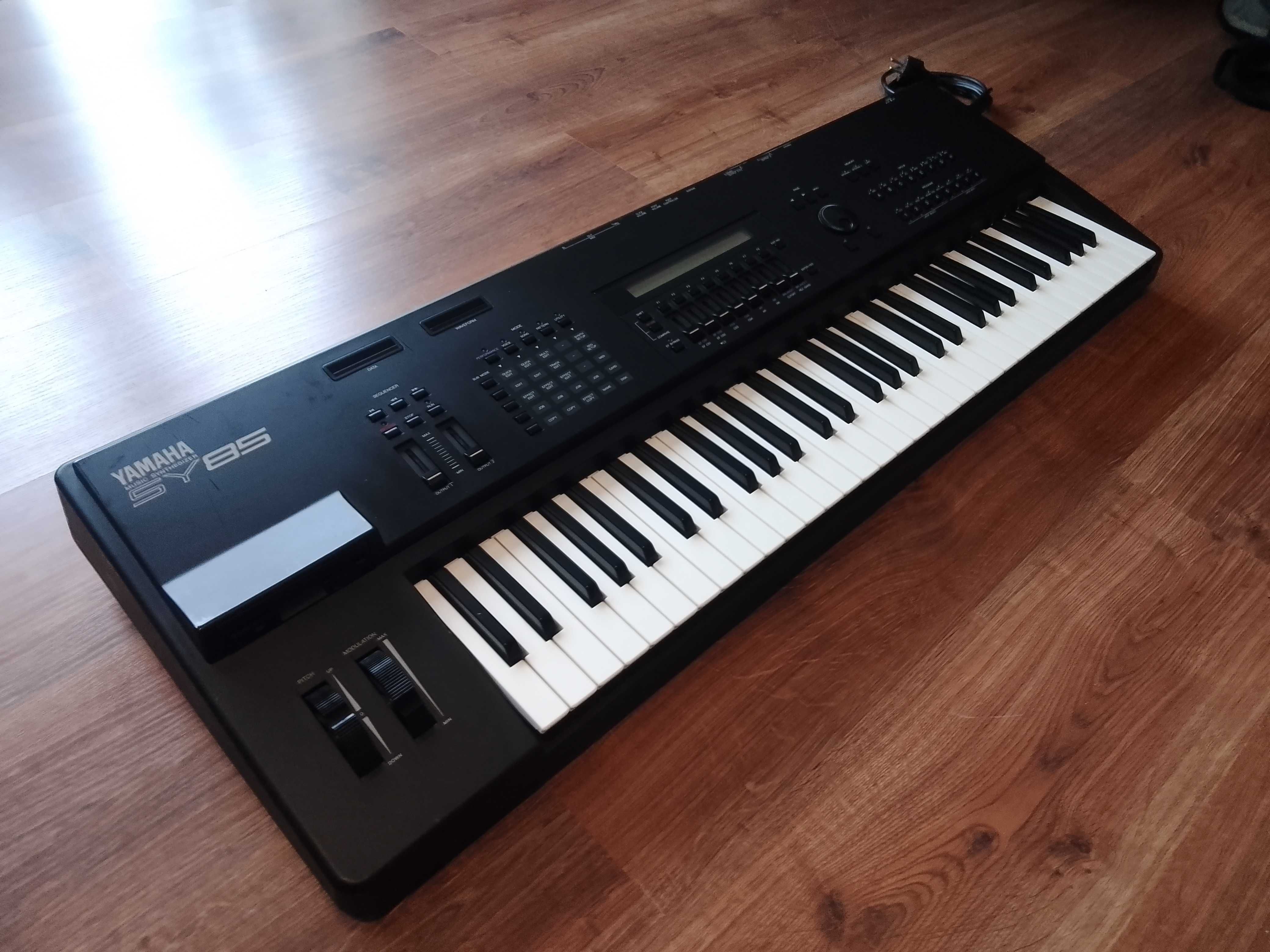 Yamaha SY 85 piękny stan