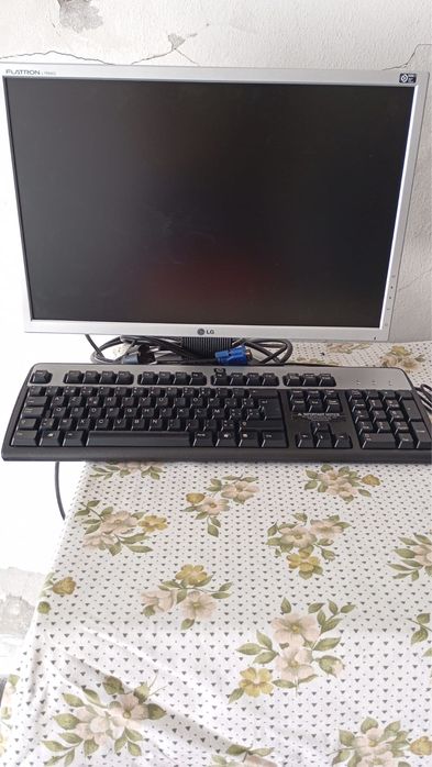 Monitor LG com teclado