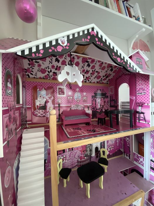 Domek dla lalek Kidkraft Amelia, led, winda, 3 poziomy, meble