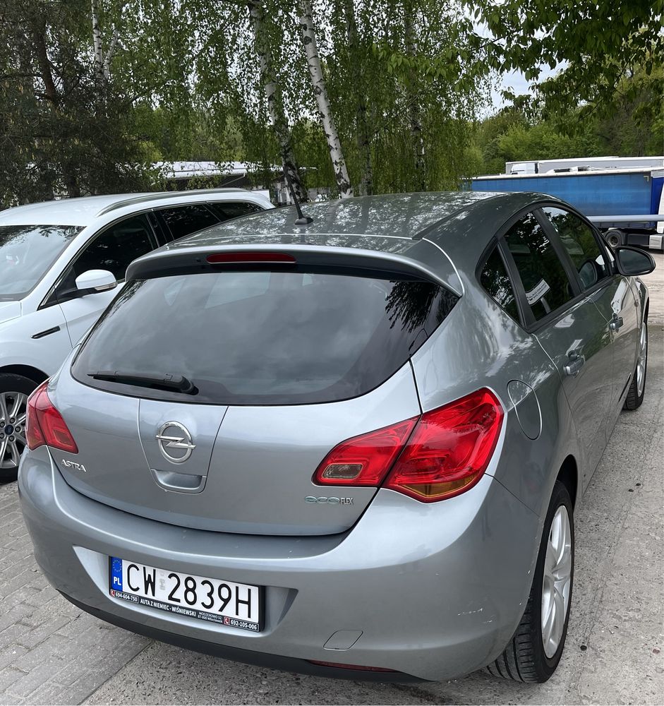 Opel Astra J 1.4 benzyna rok 2011